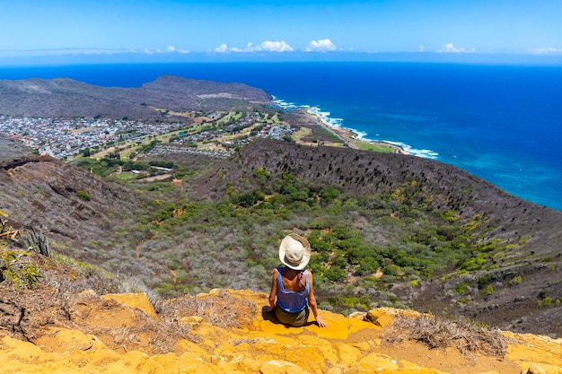 dziewczyna w kapeluszu cieszy się panoramą oahu ze szczytu słynnego początku szlaku kolejowego krateru koko