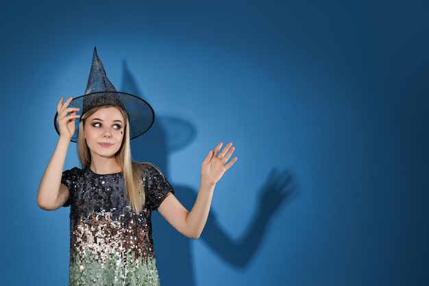 Dziewczyna w kostiumie na Halloween tańczy na imprezie na niebieskim tle