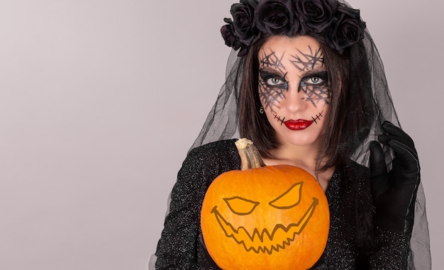 Dziewczyna W Kostiumie Na Halloween Z Dynią W Dłoniach