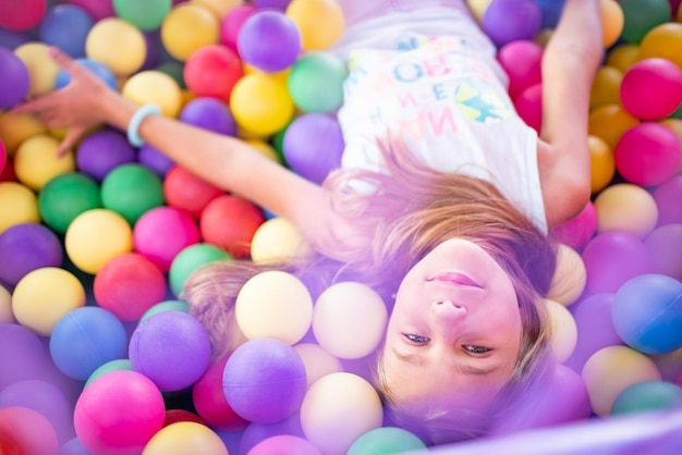 Zdjęcie dziewczyna w koszulce spędza czas w pokoju zabaw, ciesząc się letnim dniem