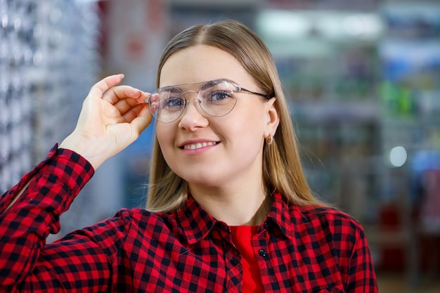 Dziewczyna W Koszuli Wyciąga I Mierzy Sobie Okulary