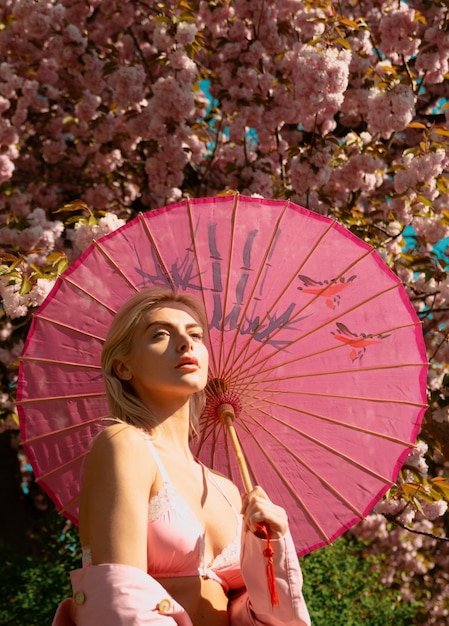 Dziewczyna w kwiatach piękna kobieta w parku w ciepły wiosenny dzień