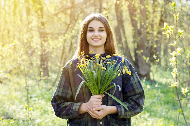 Dziewczyna W Lesie Wiosną