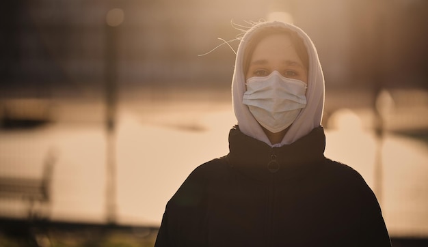 dziewczyna w masce medycznej w strefie kwarantanny COVID19 Pandemia koronawirusa kwarantanny