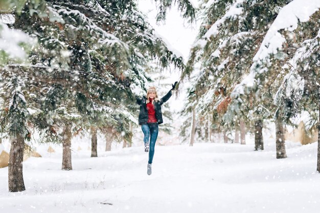 Dziewczyna W Modnej Czapce Zimowej Z Lampartowym Nadrukiem Raduje Się Na śniegu