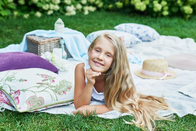 dziewczyna w ogrodzie na pikniku w lecie
