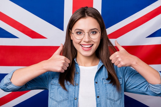 dziewczyna w okularach na tle flagi brytyjskie paski