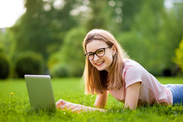 Dziewczyna W Okularach Z Laptopa Leżącego Na Trawniku