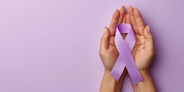 Dziewczyna w otwartych dłoniach ostrożnie trzyma fioletową wstążkę jako znak wsparcia na Światowy Dzień Raka