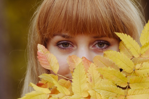 Dziewczyna w parkowej kolorowej jesieni