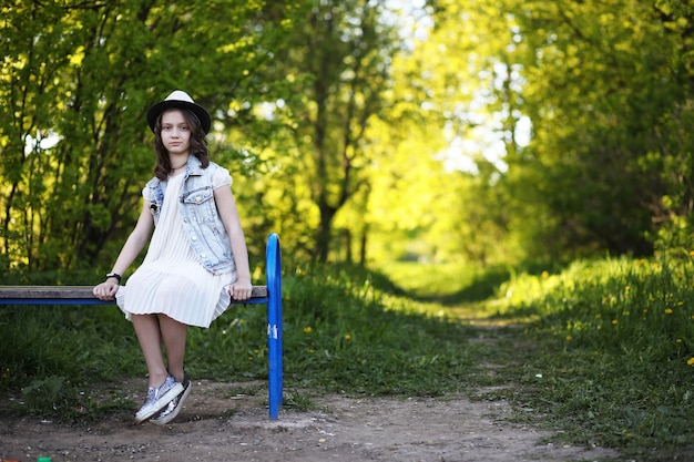 Dziewczyna w parku wieczorem w słoneczny wiosenny dzień