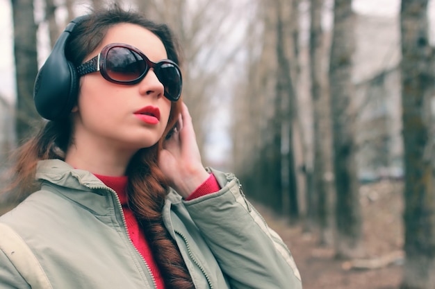 Dziewczyna w parku ze słuchawkami