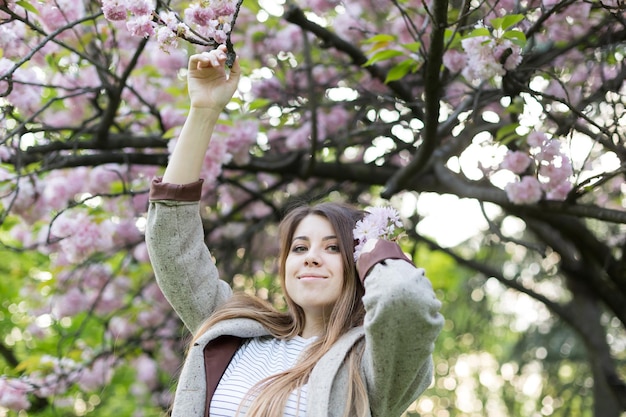 dziewczyna w pobli?u kwitn?cej sakura Wiosna jest teraz Wi?niowe kwiaty Sakura o zmierzchu portret o zachodzie s?o?ca