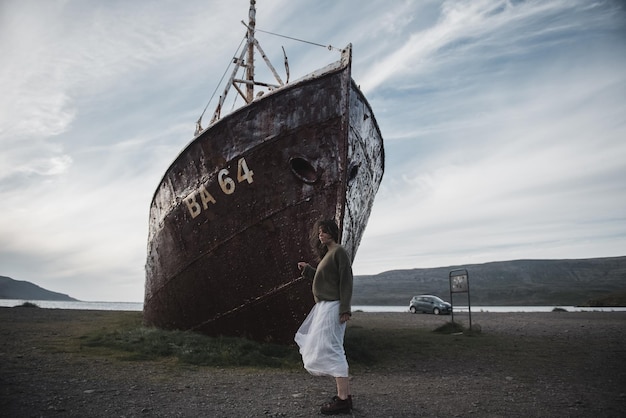 dziewczyna w pobliżu ogromnego statku na Islandii