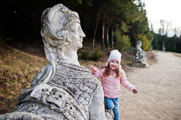 Dziewczyna w pobliżu rzeźby kobiecego sfinksa w pałacu Valtice