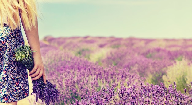 Dziewczyna w polu kwitnienia lawendy.
