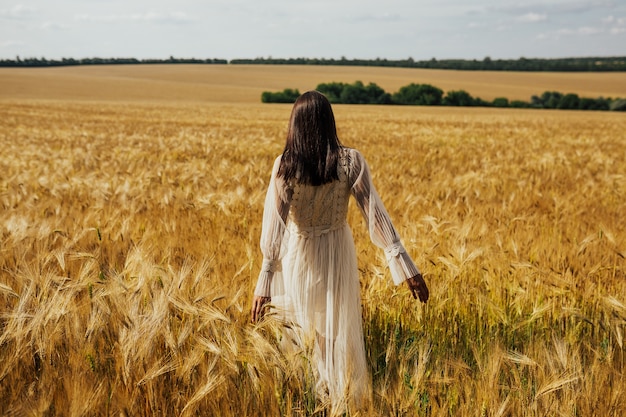 Dziewczyna w polu pszenicy