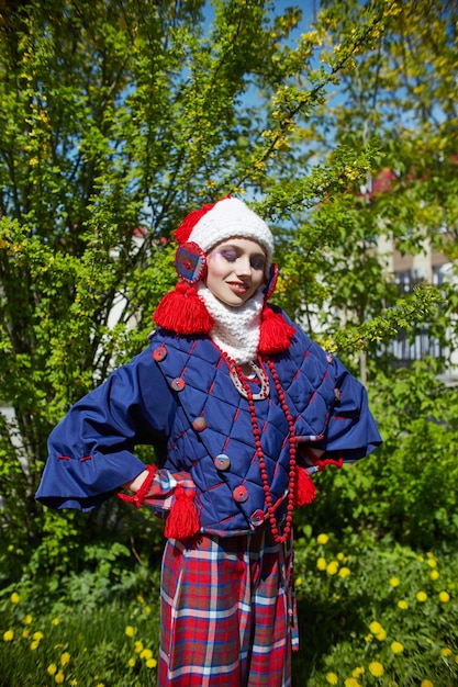 Zdjęcie dziewczyna w ręcznie robionej sukni vintage moda etniczna pozowanie na zewnątrz. niezwykły kostium retro na ciele dziewczyny, uśmiech i wesołe emocje.