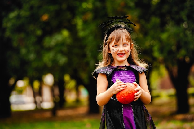 Dziewczyna W Stroju Nietoperza Na Halloween