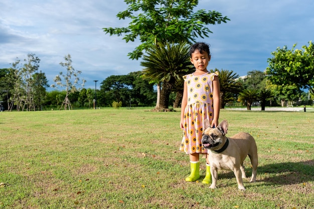 Dziewczyna w sukience z psem w parku
