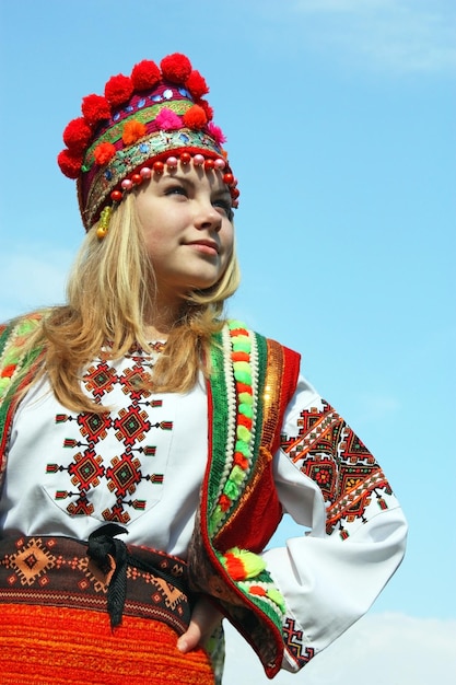 Zdjęcie dziewczyna w ukraińskim stroju narodowym