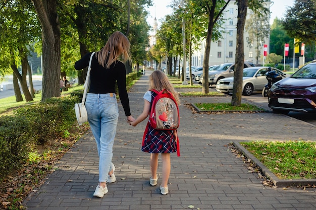 Dziewczyna W Wieku Przedszkolnym Spaceru Z Matką