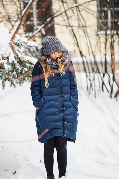 Dziewczyna w winter park pokryte śniegiem