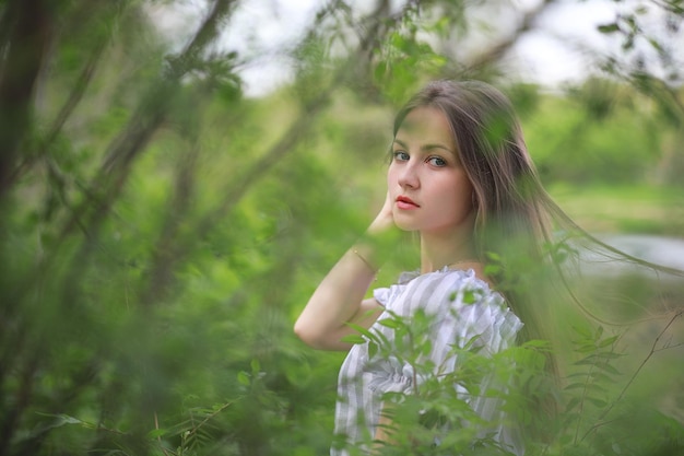 Dziewczyna w wiosennym zielonym parku