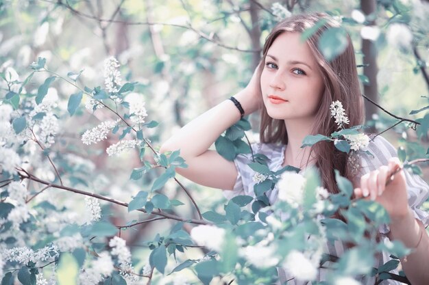 Dziewczyna w wiosennym zielonym parku