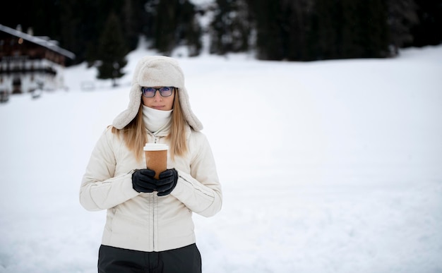 Dziewczyna W Zimie W Lekkim Ubraniu Trzymająca Brązowy Napój Szklaną Herbatę Kawową Odpowiednią Do Mocap