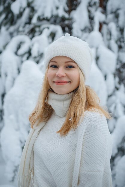 Dziewczyna w zimowym lesie, blondynka, zabawny spacer na łonie natury