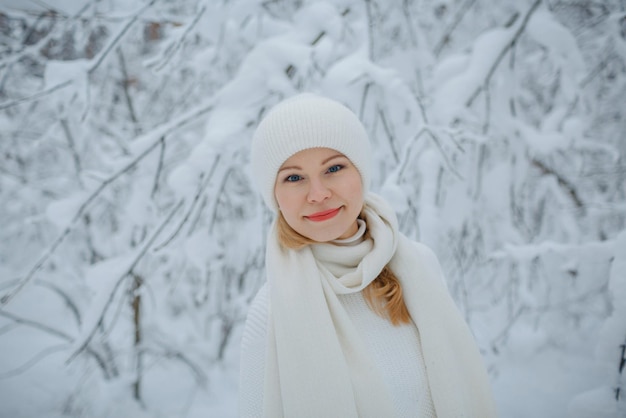 Dziewczyna w zimowym lesie, blondynka, zabawny spacer na łonie natury