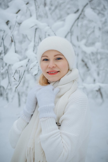 Dziewczyna w zimowym lesie, blondynka, zabawny spacer na łonie natury