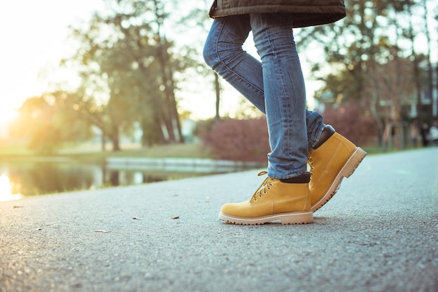 Dziewczyna w żółtych butach stojąca na chodniku