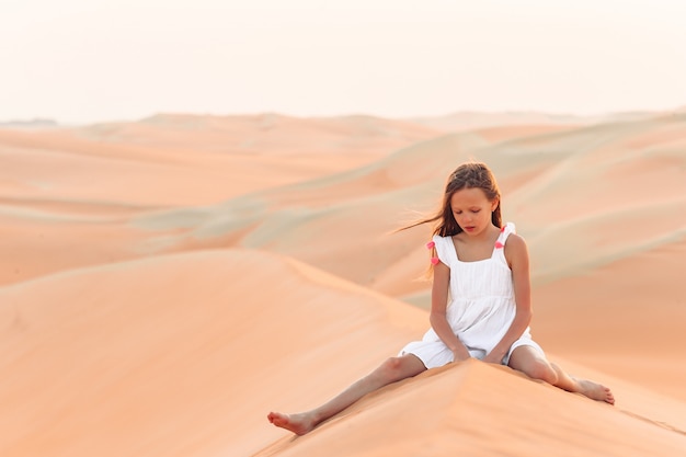 Dziewczyna wśród wydm na pustyni Rub al-Khali w Zjednoczonych Emiratach Arabskich