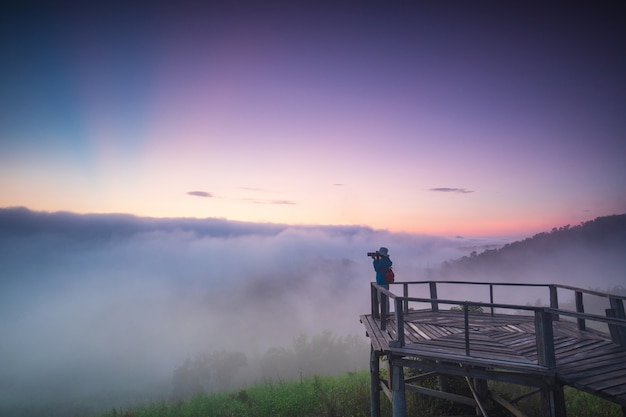 Dziewczyna wycieczkuje na Phu-lum-daun blisko Mekong rzeki granicy Tajlandia i Laos, Loei prowincja Tajlandia.