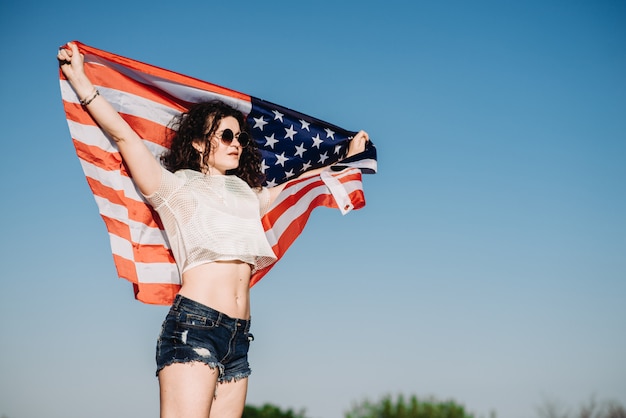 Dziewczyna z amerykańską flagą Dzień Niepodległości