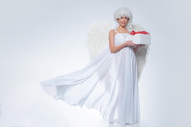 Dziewczyna z anielskimi skrzydłami i białą sukienką Anioł dziewczyna Kupidyn kobieta