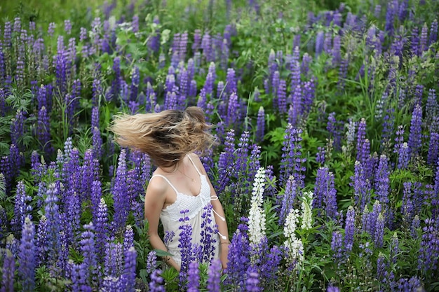 dziewczyna z bukietem niebieskich kwiatów