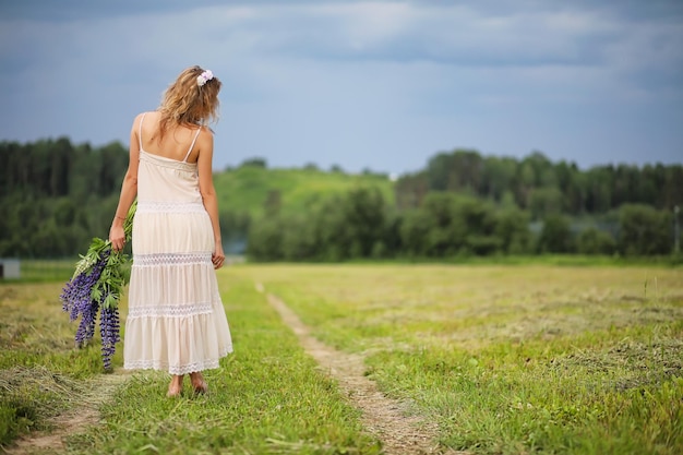 dziewczyna z bukietem niebieskich kwiatów