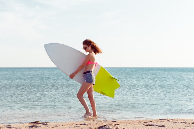 Dziewczyna z deską surfingową