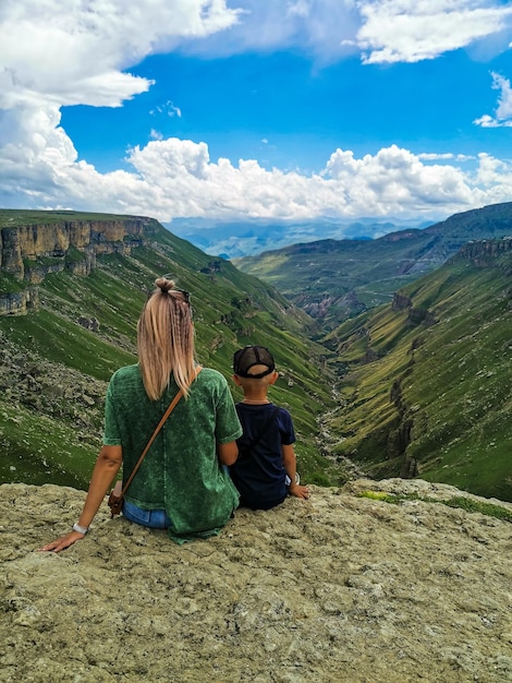 Dziewczyna z dzieckiem na tle doliny Chunzach Wodospady Chunzach Dagestan 2021