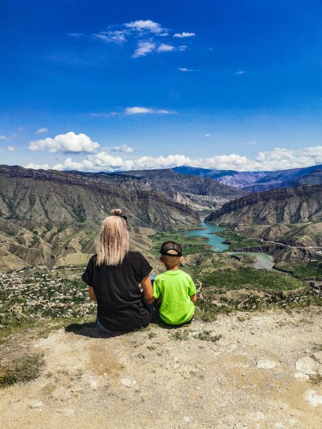 Dziewczyna z dzieckiem na tle gór w pobliżu twierdzy Gunib Rosja Dagestan czerwiec 2021