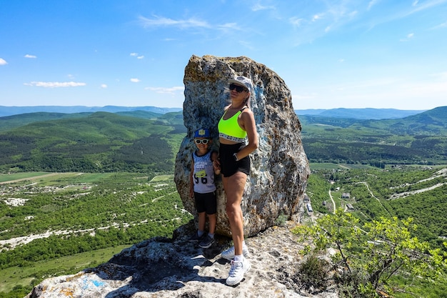 Dziewczyna z dzieckiem na tle widoku na góry krymskie z jaskiniowego miasta TepeKermen Crimea