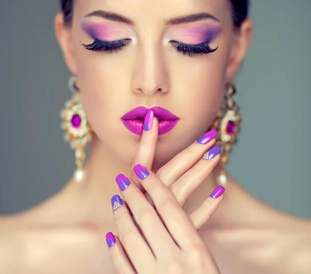 Dziewczyna z fioletowym manicurem