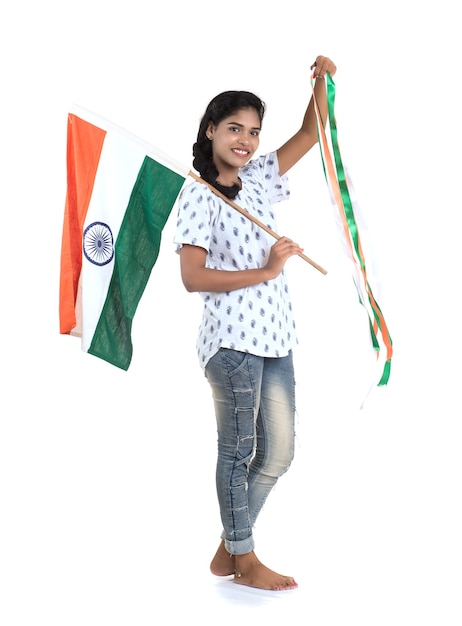 Dziewczyna z flagą Indii lub tricolor na białej ścianie, Dzień Niepodległości Indii, Dzień Republiki Indii