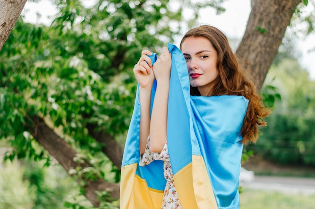 Dziewczyna z flagą Ukrainy Ukrainka z flagą Ukrainy Flaga Ukrainy Patriotyczna