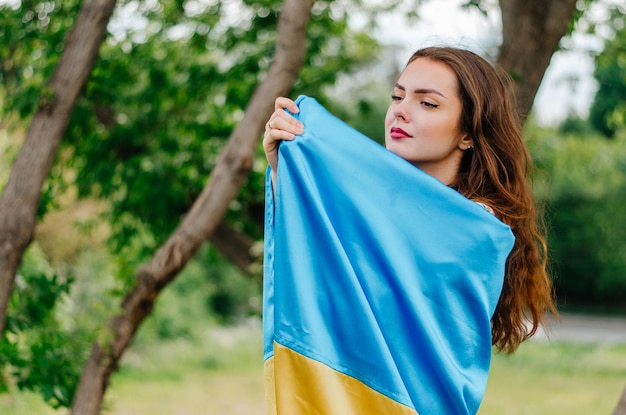 Dziewczyna z flagą Ukrainy Ukrainka z flagą Ukrainy Flaga Ukrainy Patriotyczna