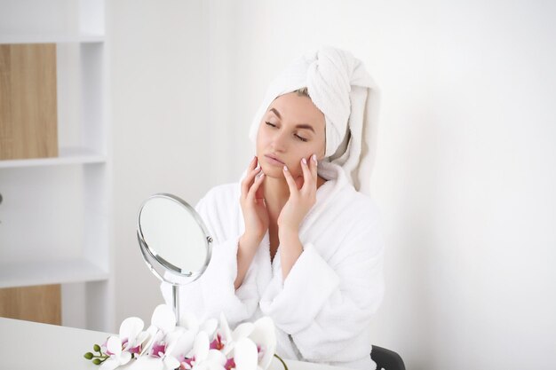 Zdjęcie dziewczyna z grubymi brwiami i idealnym ręcznikiem do skóry na głowie piękna fotografia koncepcja spa do pielęgnacji skóry