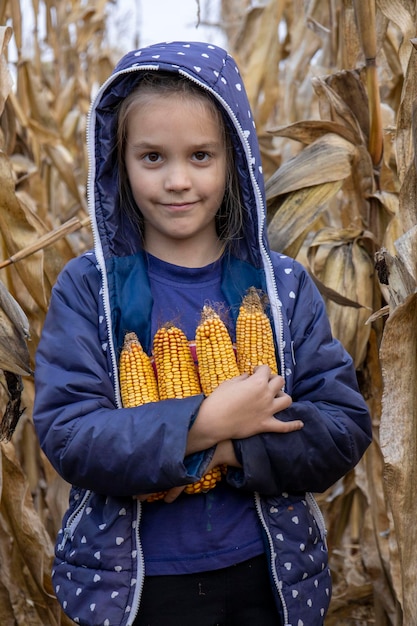 Dziewczyna z kolby kukurydzy w ręce zamazane tło